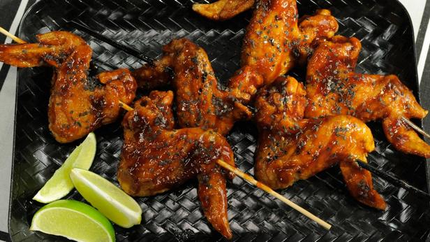 Wie man mit Root Beer glasierte frittierte Hähnchenflügel zubereitet