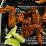 Frittierte Hähnchenflügel mit Root-Beer-Glasur