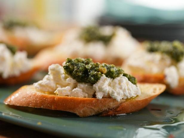 So gelingt gelingsicherer Ricotta-Pesto-Toast