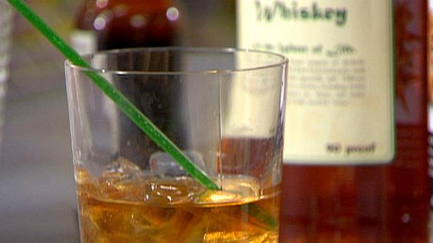 Wie man einen Sazerac mit Whiskey zubereitet