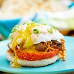 Eggs Benedict mit geschmortem Schweinefleisch