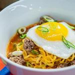شوربة نودلز لحم بقري آسيوية مع بيض مقلي