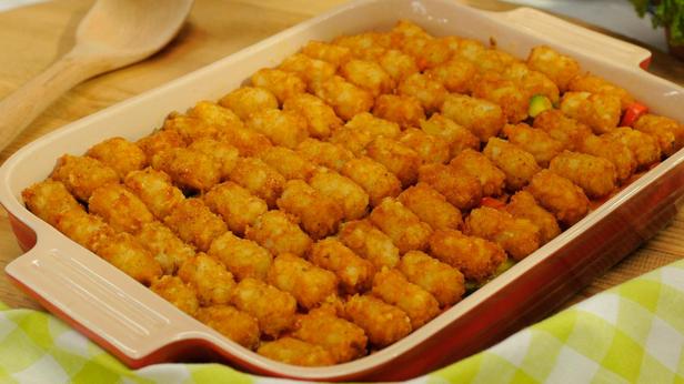 Wie man eine Fleischpastete mit Kartoffelpuffern zubereitet
