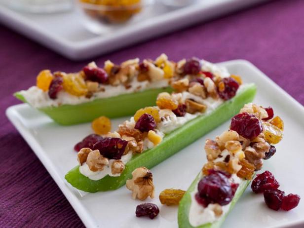 Rezept für „Ameisen auf einem Baumstamm“ mit Ranch-Dressing
