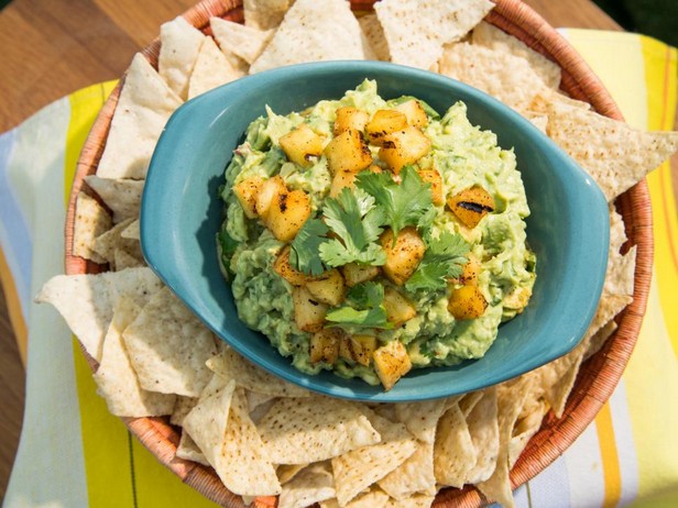 Guacamole mit gegrillter Ananas