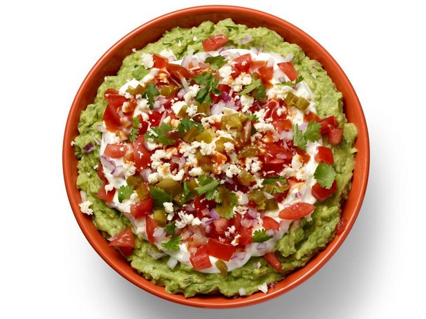 Guacamole mit Käse, Jalapeños und scharfer Soße