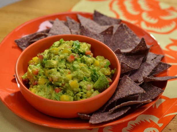 Guacamole mit Erdbeeren und Mango