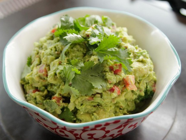 Guacamole mit scharfen Paprikaschoten