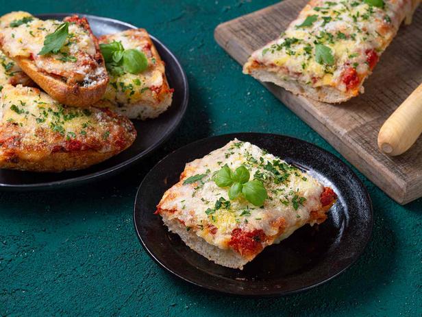 Wie man eine rustikale Pizza auf einem Baguette zubereitet