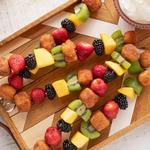Süße Kebabs mit Honig-Joghurt-Sauce