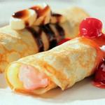 Schwedische Pfannkuchen mit Kirschfrischkäse, Schokolade und Bananen