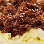معكرونة مع لحم ضأن مطهو ببطء