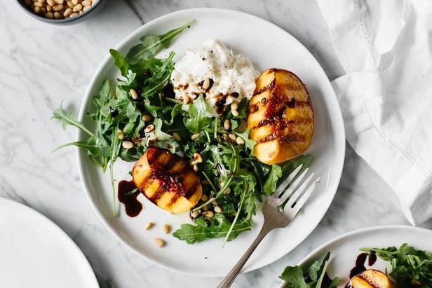 Zubereitung - Gegrillter Pfirsichsalat mit Grapefruit-Dressing