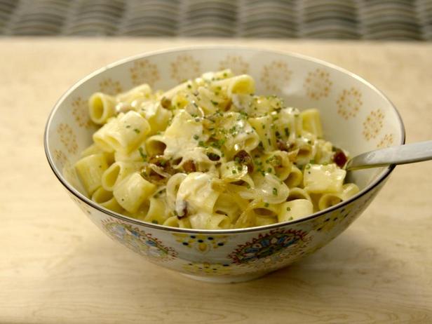 Wie man Pasta Carbonara mit karamellisierten Zwiebeln zubereitet