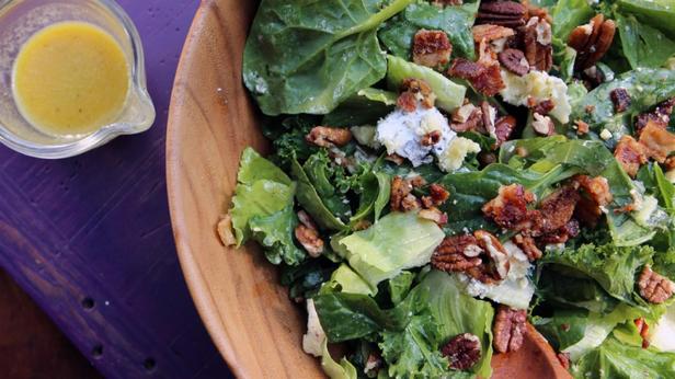Zubereitung - Herzhafter grüner Salat mit Ahorn-Vinaigrette
