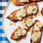 Süßkartoffeltoast mit Mandelmus, Bananen und Kokosnuss