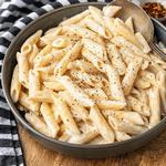 Penne in Ziegenkäsesauce mit süßem geröstetem Knoblauch