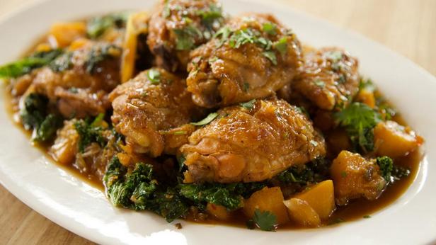 Wie man süß-scharfes Hähnchen mit Kürbis zubereitet