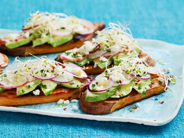 Zubereitung - Süßkartoffeltoast mit Avocado und Alfalfa-Sprossen