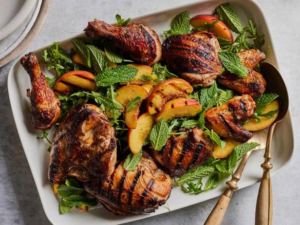 Zubereitung - Gegrilltes Hähnchen in Teelake mit Pfirsich-, Minz- und Rucolasalat