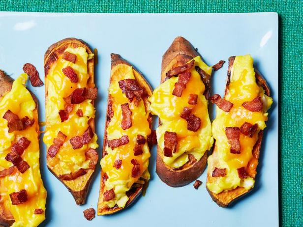 Rezept für Süßkartoffeltoast mit Rührei, Speck und Käse