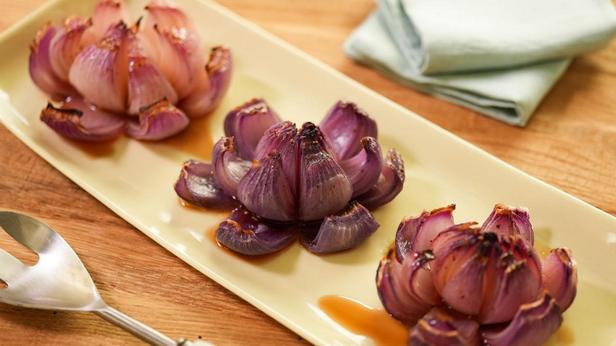 Come preparare i fiori di cipolla rossa in sciroppo agrodolce