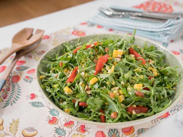 Come preparare - Insalata di rucola con mais e peperoni dolci arrostiti