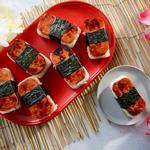 Süßes und herzhaftes Musubi mit Schinken