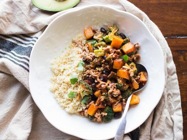 Gebratener Truthahn mit Enchilada-Sauce und Couscous