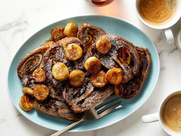 Schokoladen-Haselnuss-Babka-French-Toast mit karamellisierten Bananen
