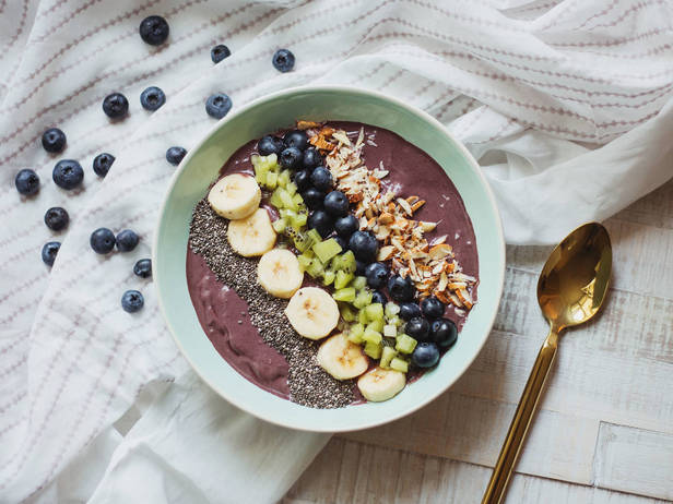 Acai-Beeren-Smoothie-Bowl zum Frühstück