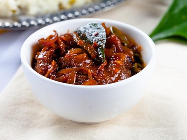 Wie man Zwiebel-Relish für Würstchen zubereitet