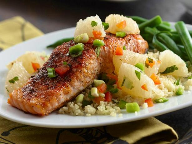 Wie man Lachs mit Grapefruit-Salsa zubereitet
