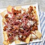Nachos mit süß-scharfem Fleischeintopf und eingelegten Zwiebeln