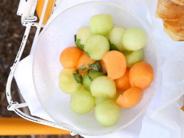 Wie man Melonensalat zubereitet