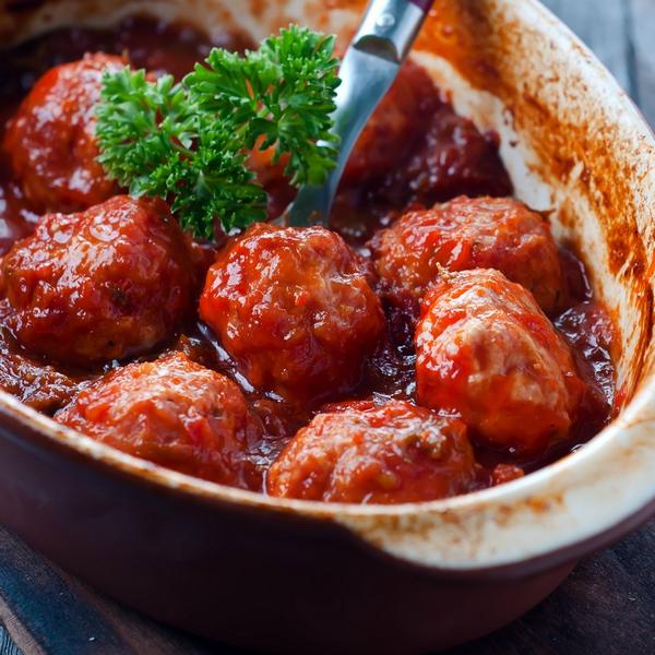 Wie man Fleischbällchen in süß-saurer Tomatensoße zubereitet