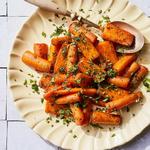 جزر حلو وحار في مقلاة هوائية