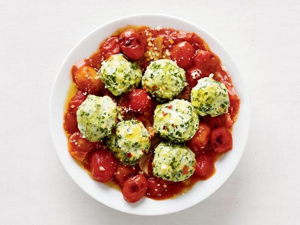Zubereitung von Nyudi mit Mangold und Tomaten