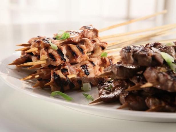 Wie man süßes Chili-Hähnchen-Satay zubereitet
