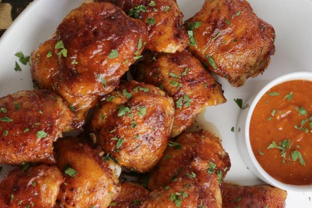 Wie man süß-scharfe BBQ-Hähnchenschenkel zubereitet