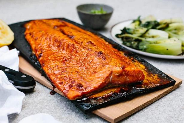 Rezept für geräucherten Lachs mit Pesto, zubereitet auf Zedernholzplanken