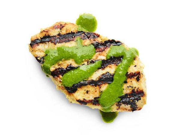 Wie man Tandoori-Hähnchen mit Koriander-Minz-Sauce zubereitet