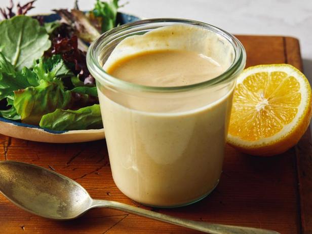 Wie man Tahini-Salatdressing zubereitet