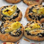 بيتزا صغيرة مع تابيناد وخرشوف