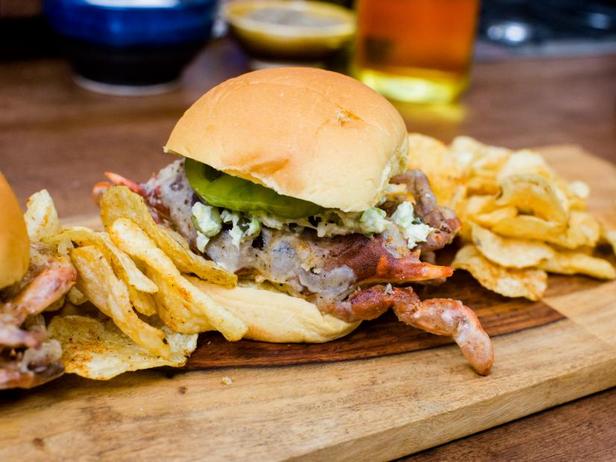 Zubereitung – Tempura-Sandwiches mit Softshell-Krabben, dazu Krautsalat mit Remoulade und Old Bay Chips