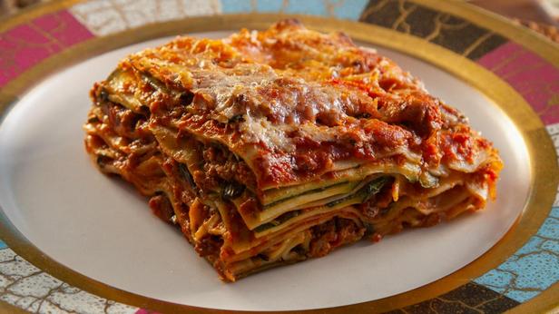 Wie man eine 10-lagige Lasagne Bolognese zubereitet