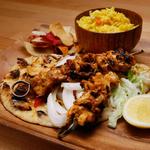أفخاذ دجاج تندوري مع أرز وخضار متبلة