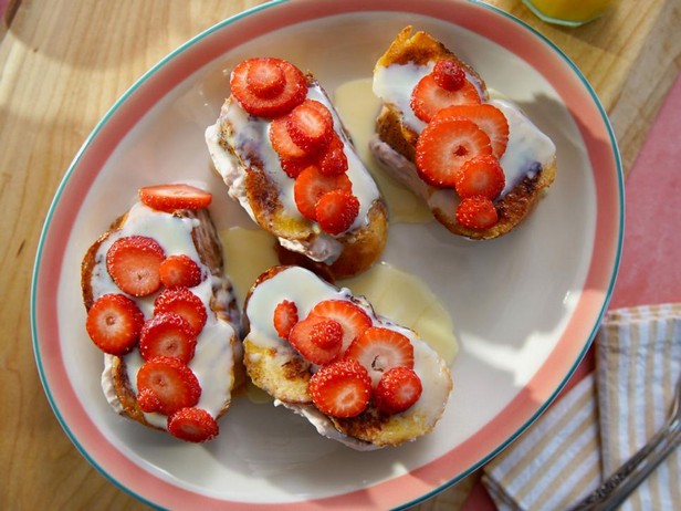 Französischer Toast mit Erdbeeren und Sahne