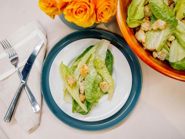 Wie man Caesar Salad zubereitet