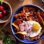 Chilaquiles mit Speck, schwarzen Bohnen und Rührei nach Texas-Art
